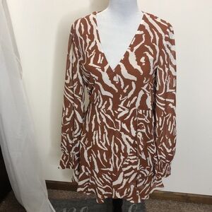 V ery j brown and white sheer long sleeve mini dress size small​